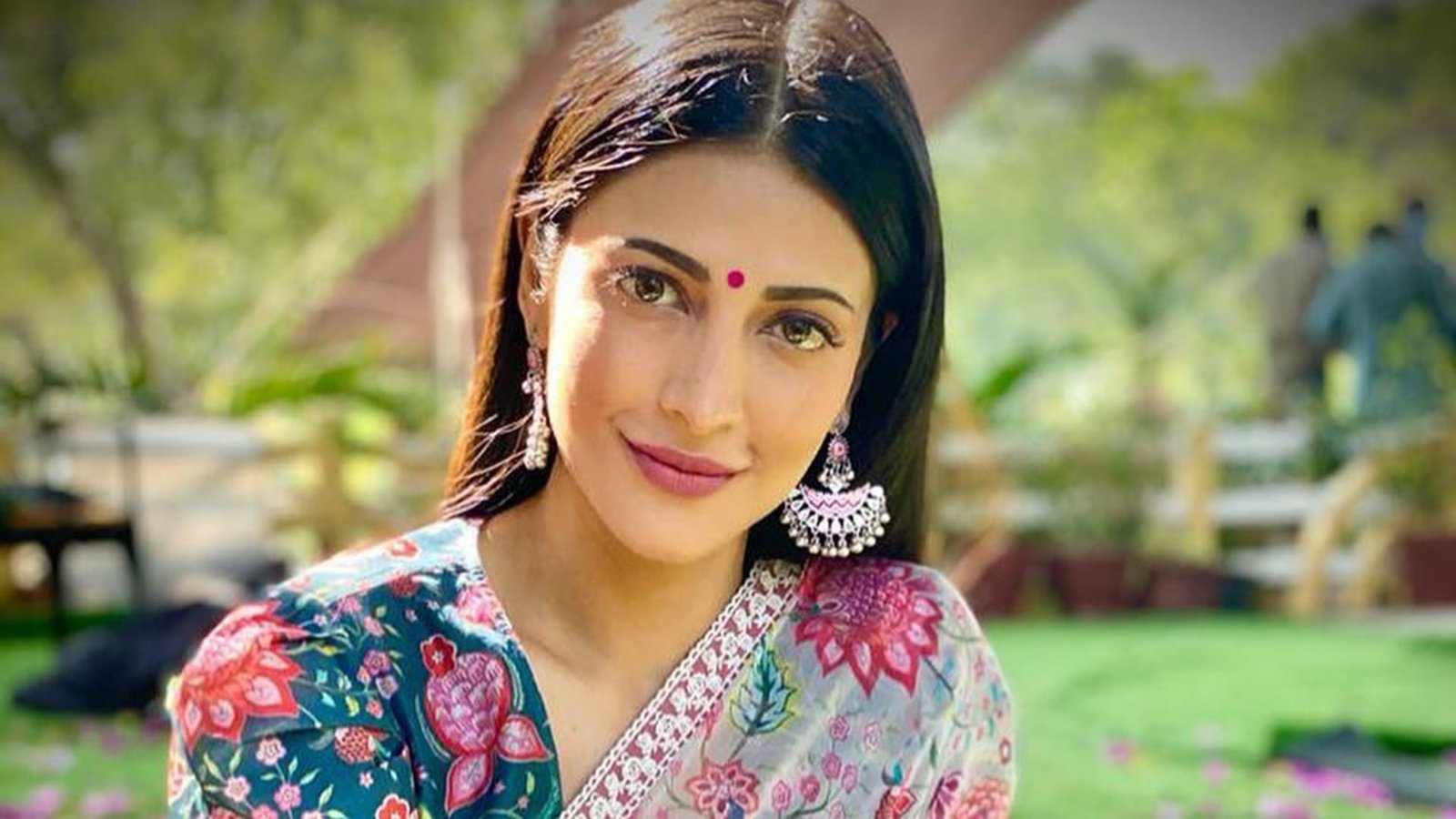 Shruti-Haasan-in-a-floral-sari-3